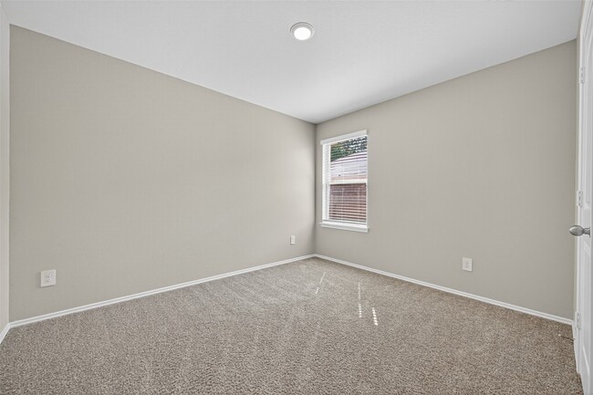 Building Photo - 40320 Hilltop Pr Dr
