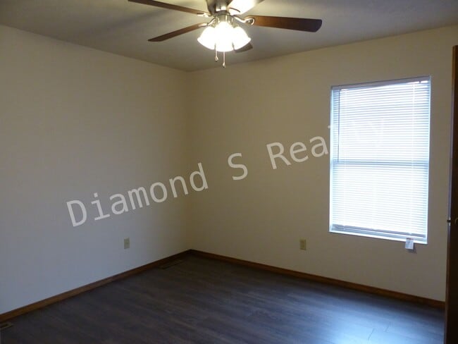 Building Photo - Spacious 2 Bedroom Duplex in Nixa!