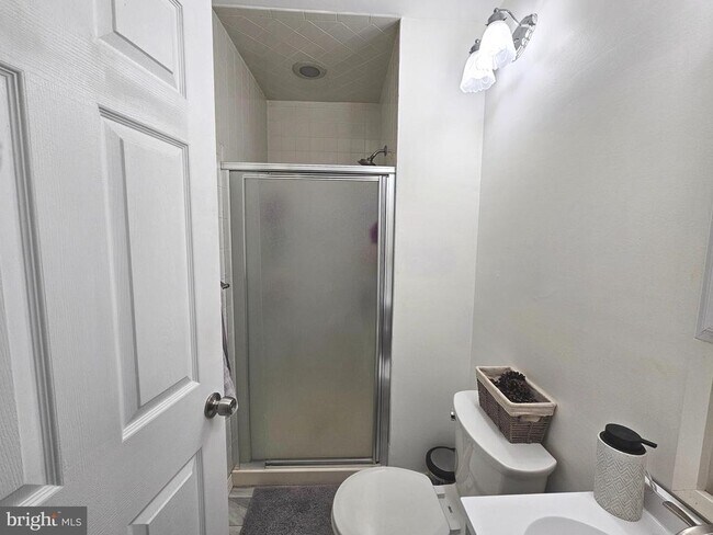 Building Photo - 17 Exeter Ct