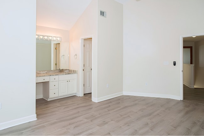 Building Photo - $250 Off First Month's Rent!!
