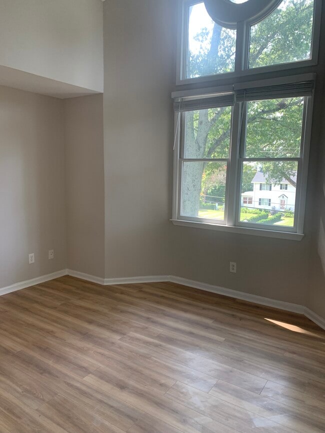 Building Photo - 2719 Selwyn Ave