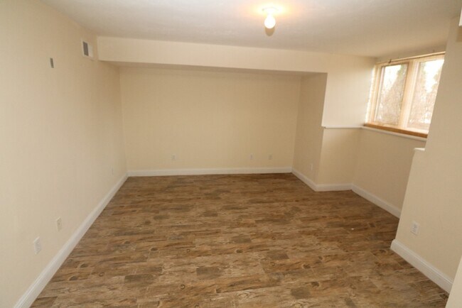 Building Photo - 143 Grovers Ave