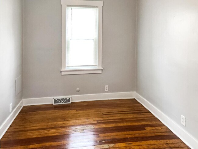 Building Photo - Garage Galore: 2 Bed, 1 Bath Comedy Central!