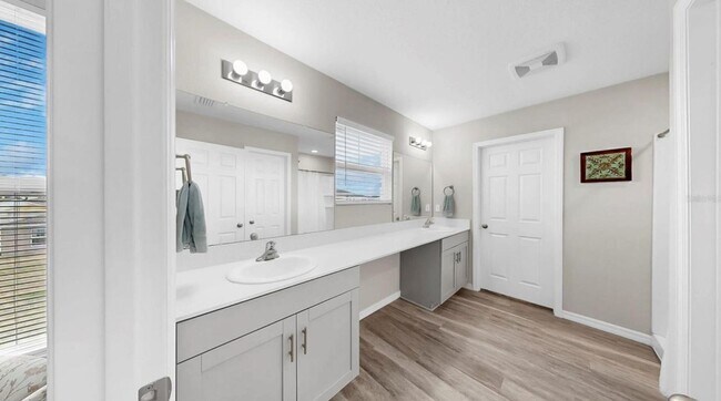 Building Photo - Spacious 5bed - With Amenities!