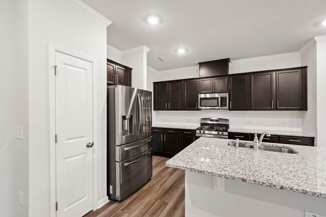 Building Photo - Bright & Beautiful! Modern 3-Bedroom Townh...