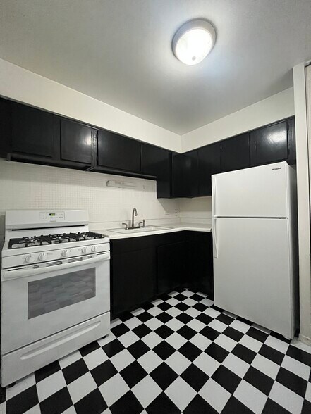 Building Photo - 742 W Buena Ave