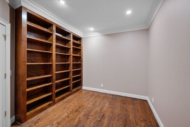 Building Photo - Newly Renovated Condo in The Westende with...