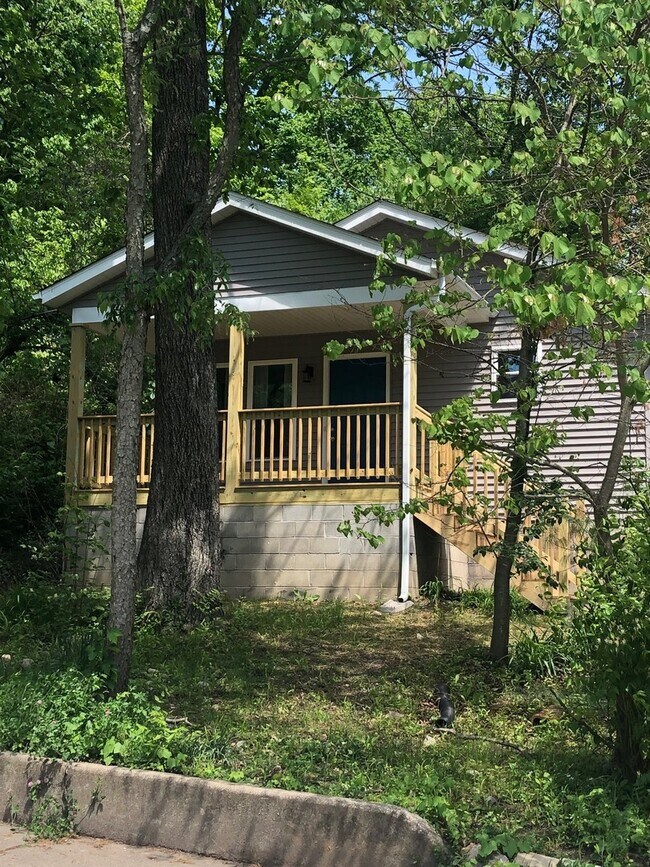 Building Photo - 2 bedroom, 1 bath House: Available August 2025!