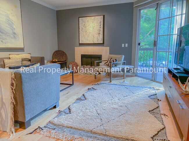 Building Photo - Don't miss out! 2 Bed 2 bath ready to go!