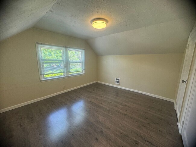 Building Photo - 3-Bedroom, 1-Bath Home In The Cal Young Ar...