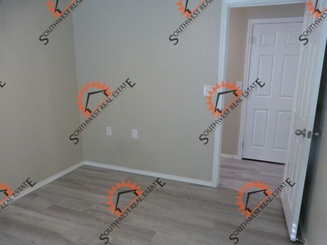 Building Photo - Modern 3 bedroom 2 bath apartment