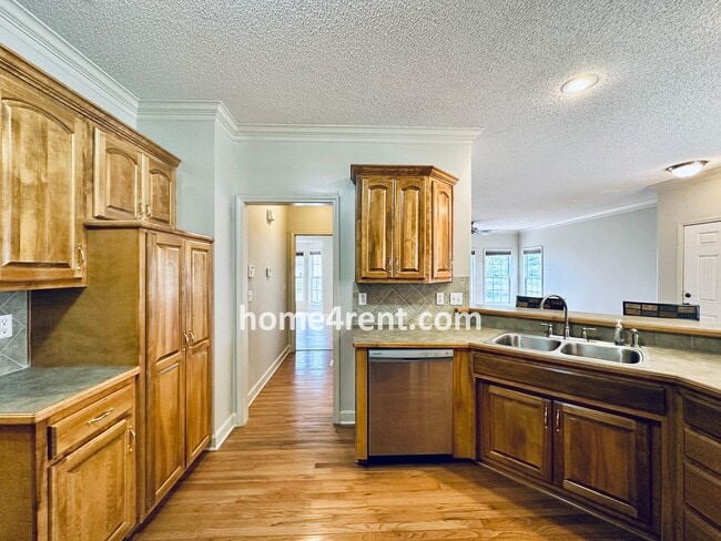 Building Photo - Maintenance Free! Main level Master, Finished Basement and Wood Floors in the Kitchen! *Brand New...