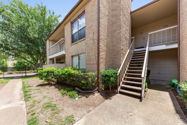 Building Photo - 2120 Wilcrest Dr