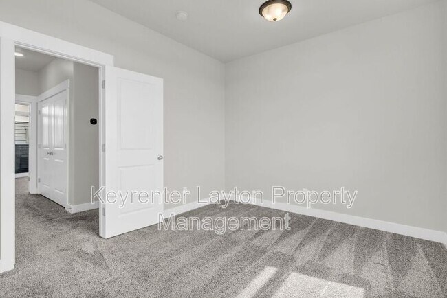 Building Photo - 453 E 690 S