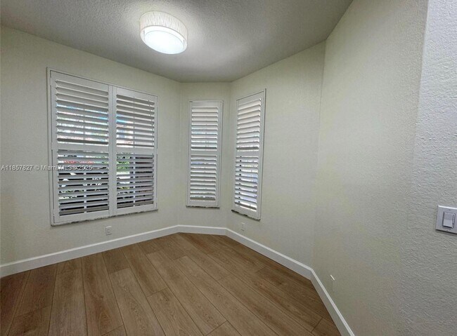 Building Photo - 642 Castle Dr