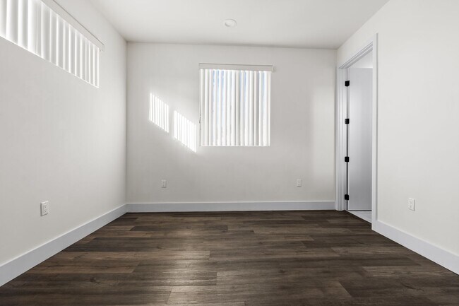 Building Photo - A beautifully designed and renovated 4 bed / 4 1/2 bath townhome located in the desirable Sawtell...