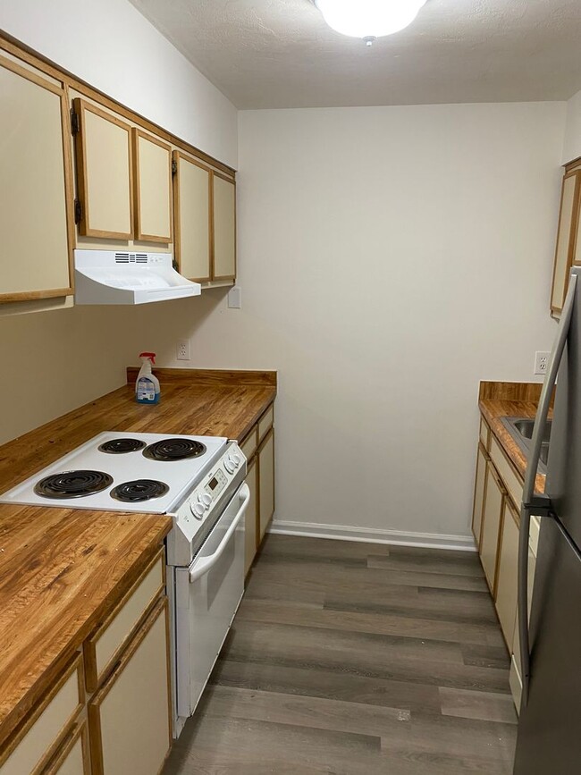 Building Photo - Recently Remodeled 2 Bedroom 1 Bathroom Du...