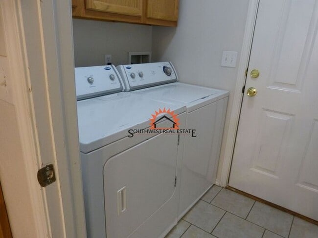 Building Photo - Spacious 2 bedrooms 2 baths apartment. ALL BILL'S PAID!