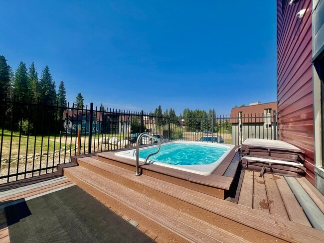 Building Photo - Beautifully updated condo in Winter Park