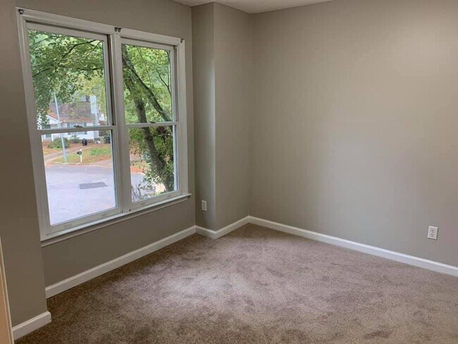 Building Photo - 104 Autumn Pine Ct