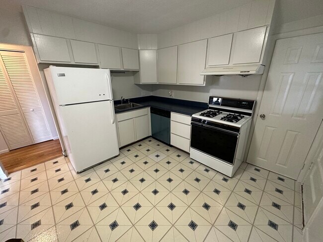 Building Photo - 36 Undine Rd