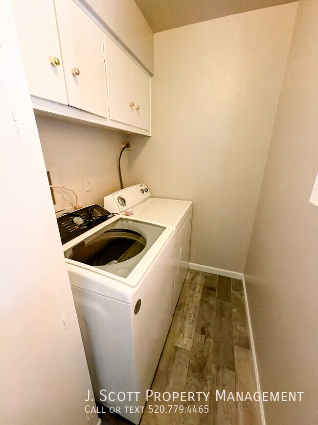 Building Photo - 3914 E Becker Ln