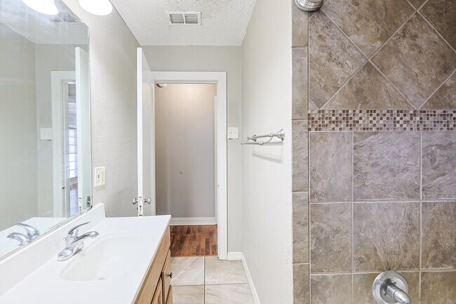 Building Photo - Charming 2 Bedroom Home with Character & Convenient Amenities
