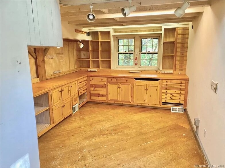 Workshop - 1031 Howe Avenue