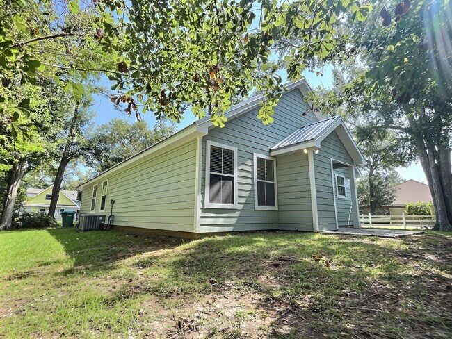 Building Photo - 3/2 Coastal Cottage in Golf Cart District | Ocean Springs School District