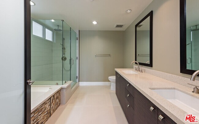 Building Photo - 1304 S Roxbury Dr
