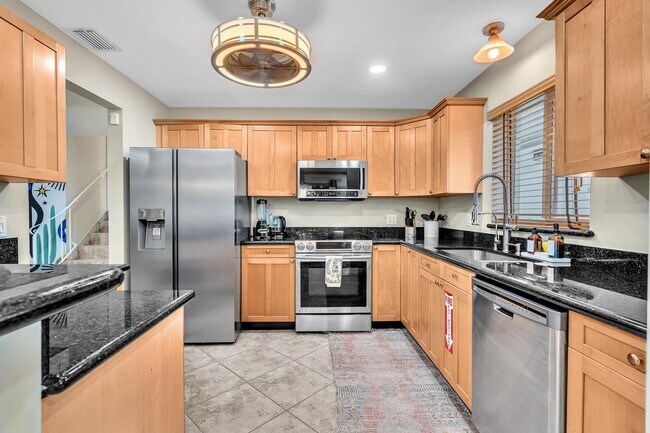 Building Photo - 3450 NE 19th Ave