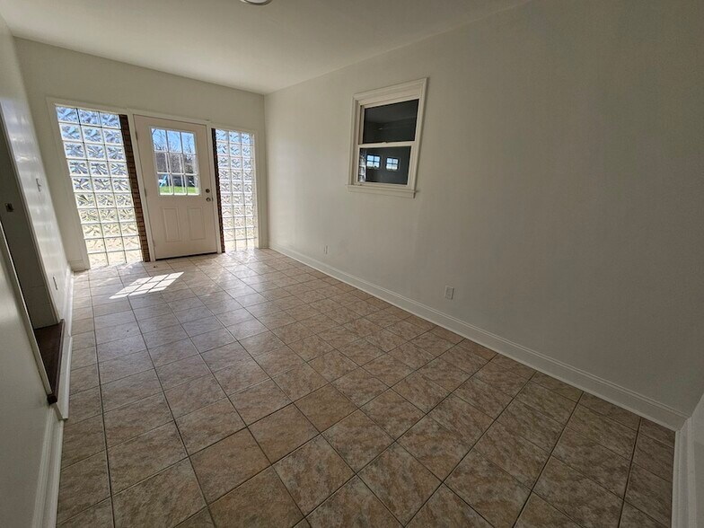 Building Photo - 61 Edwards Ave