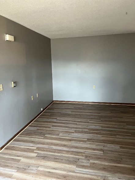 Building Photo - 504 Main St