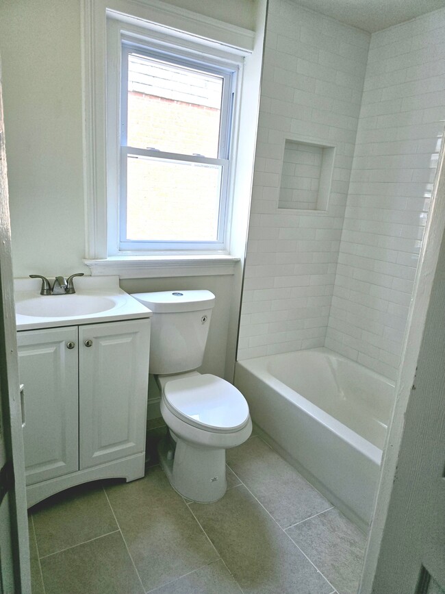 Full Bathroom - 335 York Ave