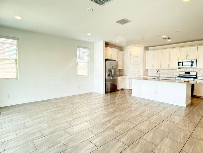 Building Photo - 1636 W Estes Way