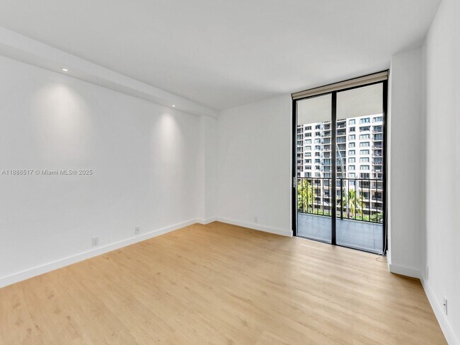 Building Photo - 520 Brickell Key Dr