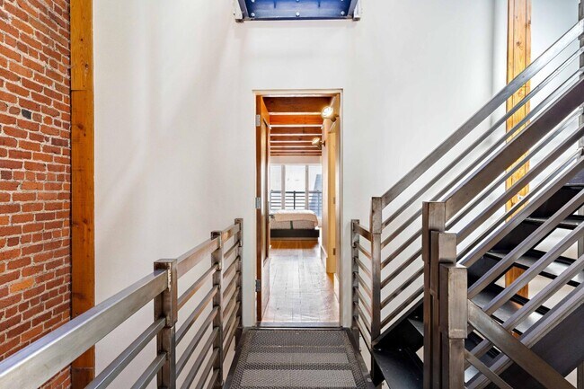 Building Photo - 657 3rd St
