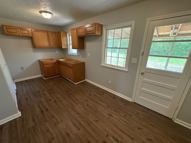 Building Photo - 6907 Longlake Dr