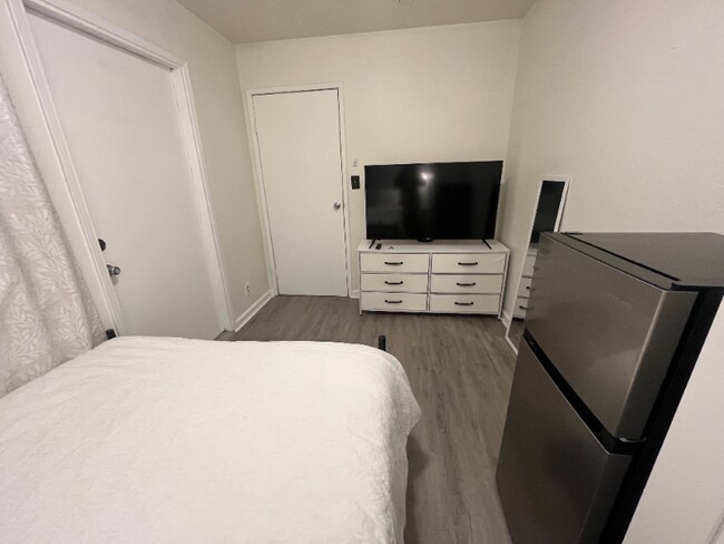 Building Photo - 7327 Sovereign Ct