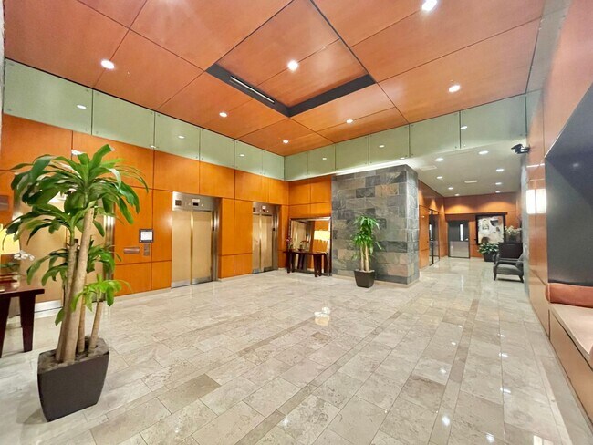 Building Photo - Beautiful 2BD/2BTH CONDO IN THE LOOP!