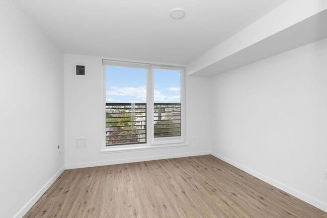 Interior Photo - CHRONICLE: Stylish Wallingford Studios wi...