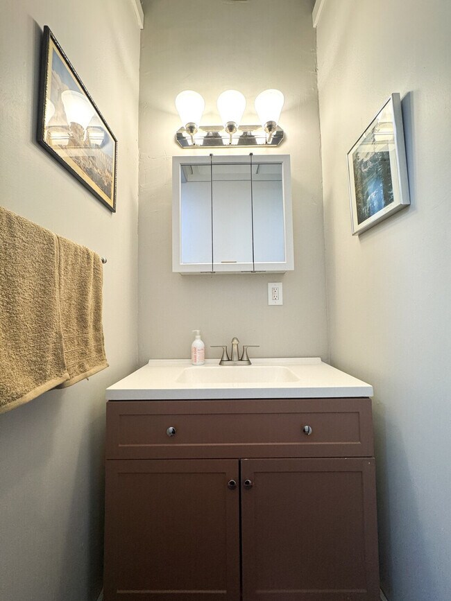 Building Photo - 2632 Wellington Rd