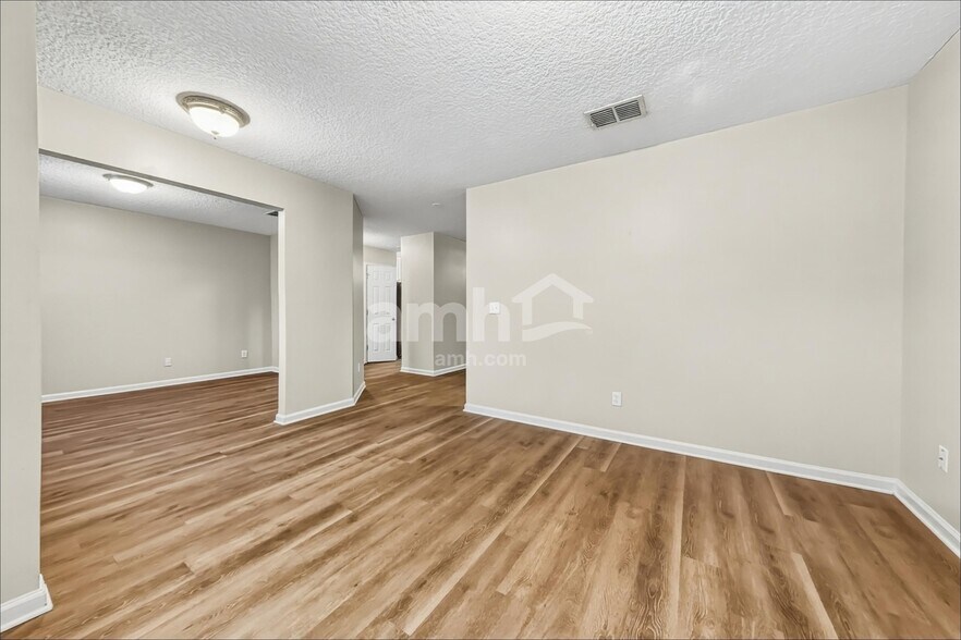 Building Photo - 1379 Samantha Cir E