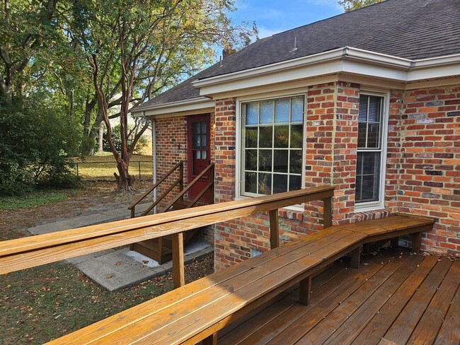 Building Photo - 4 -bedroom 2.5 bath Colonial