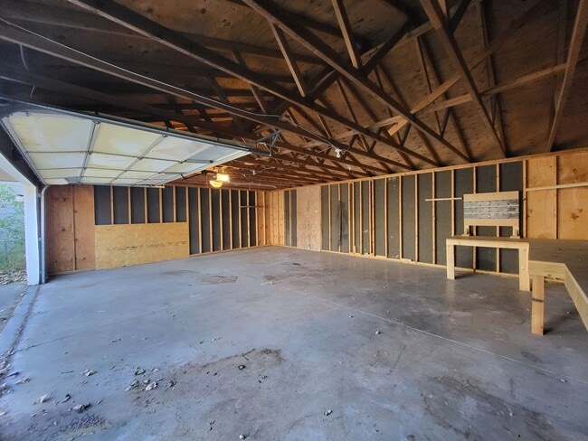 Building Photo - 4 Bedroom split-level home with garage!