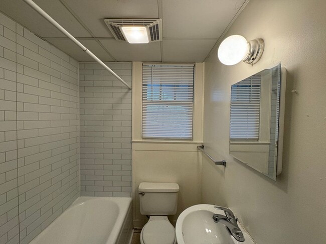 Building Photo - CHARMING MAIN LEVEL 1 BEDROOM APT NEAR THE...