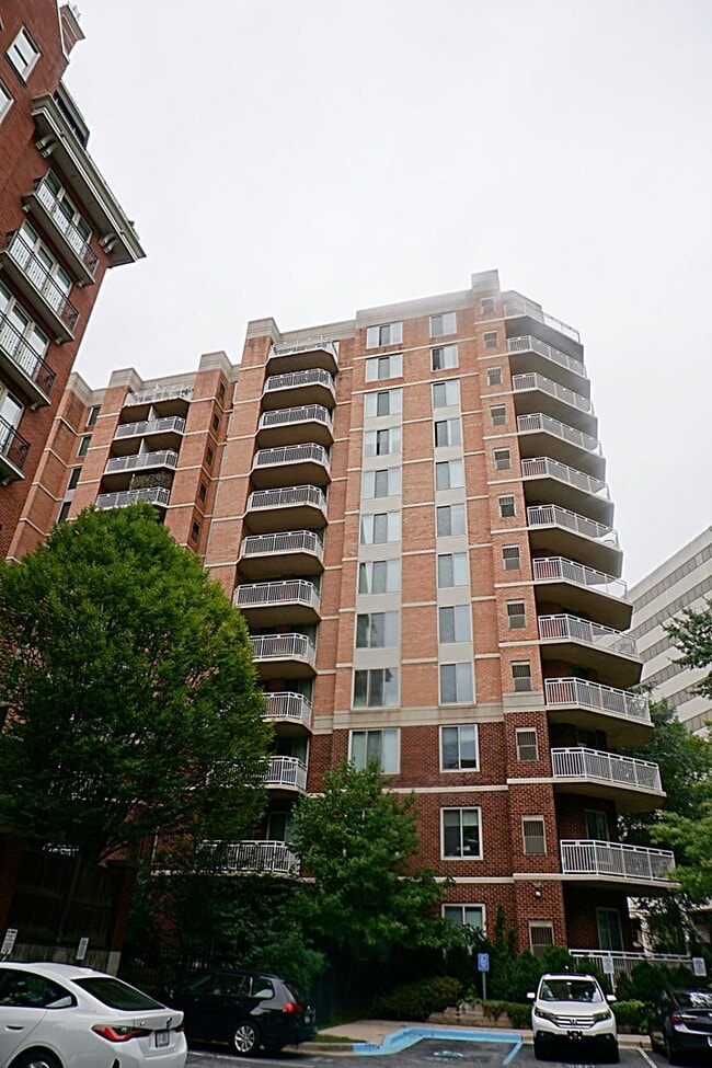 Building Photo - A Modern Living of Top-Level Unit in the C...