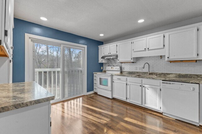 Building Photo - 6257 Lakehaven Dr