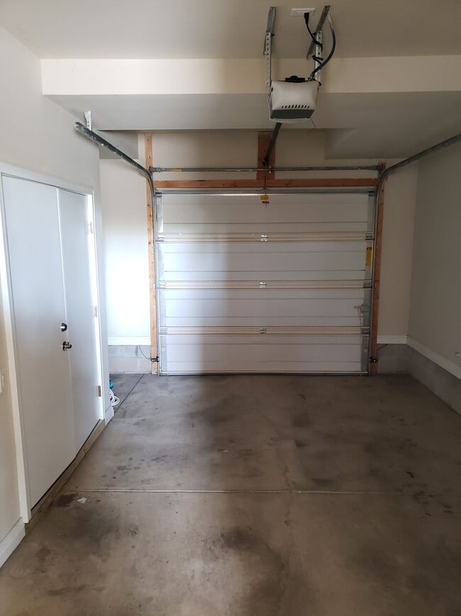 Building Photo - 1 Bed 1.5 Bath Townhome in King-Lincoln Br...