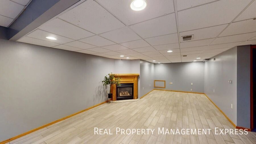 Building Photo - Beautiful 4 Bedroom 1.5 Bath Single Family Home in Central Sioux Falls